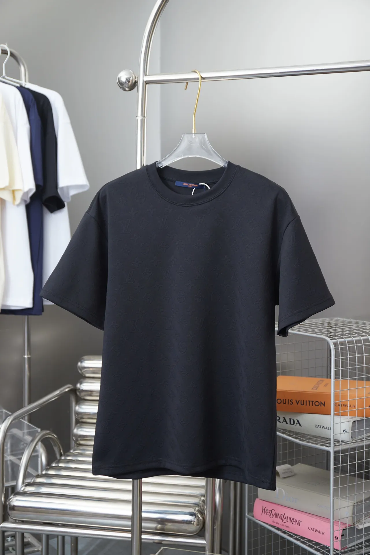 🅿️190 Louis Vuitton 1V 25SS early spring new style LV jacquard shearing logo short sleeves light luxury essential item for daily commuting for men and women Correct version Welcome to compare Detailed features · 280g 100% pure cotton double yarn jersey fabric · Custom dyed in the same vat, special thickened 32 count double ply 1X1 thread · Monogram jacquard is laid out across the entire width, and patterns are woven through the fabric using shearing technology · Double-needle stitching across seams · Original main mark, washed tag, branded moisture-proof paper packaging Color: Black Size: S/M/L/XL